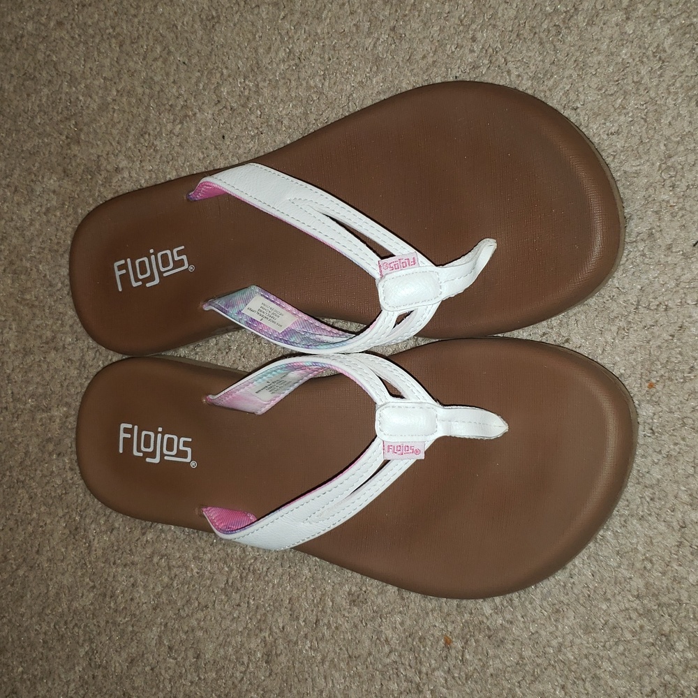 Flojos white split strap flip flops. Sz 8. Comfort foam & arch support. Lightwt